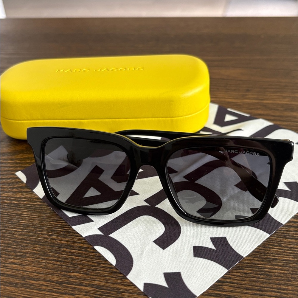 NWOT Marc Jacobs Black Sunglasses w/ Case and Glasses Cloth